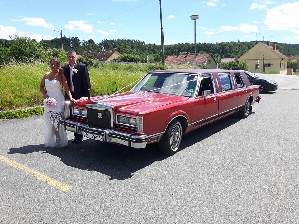 Pronajatou limuzínou Lincoln Towncar na svatbu